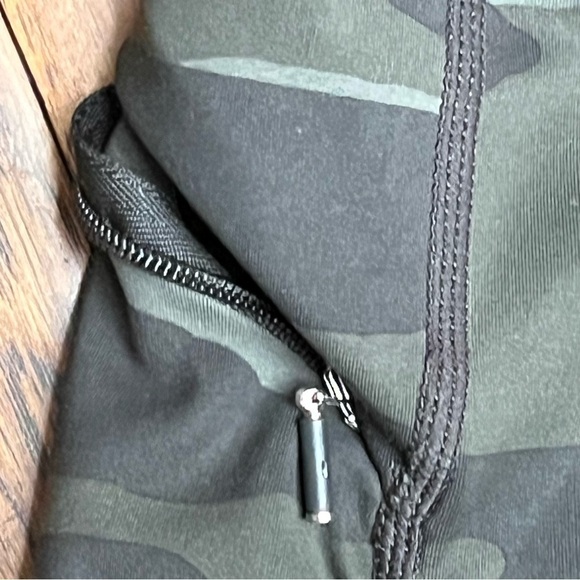 Athleta women’s Camo contender 7/8 tight leggings - Picture 9 of 10